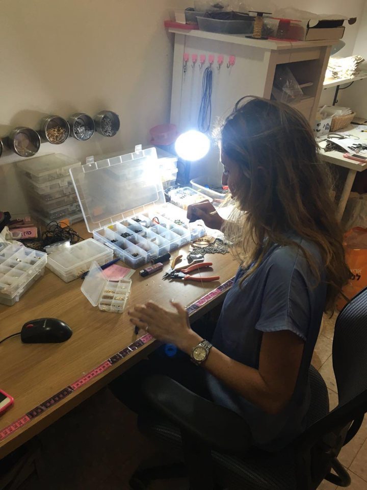 עבודה עד הלילה בשולחן התכשיטים